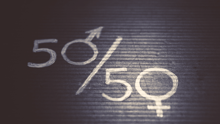 Symbolbild für Geschlechtergerechtigkeit: 50/50 in weiß auf schwarzem Untergrund; die Nullen sind jeweils ein Männlichkeits- und Weiblichkeitssymbol